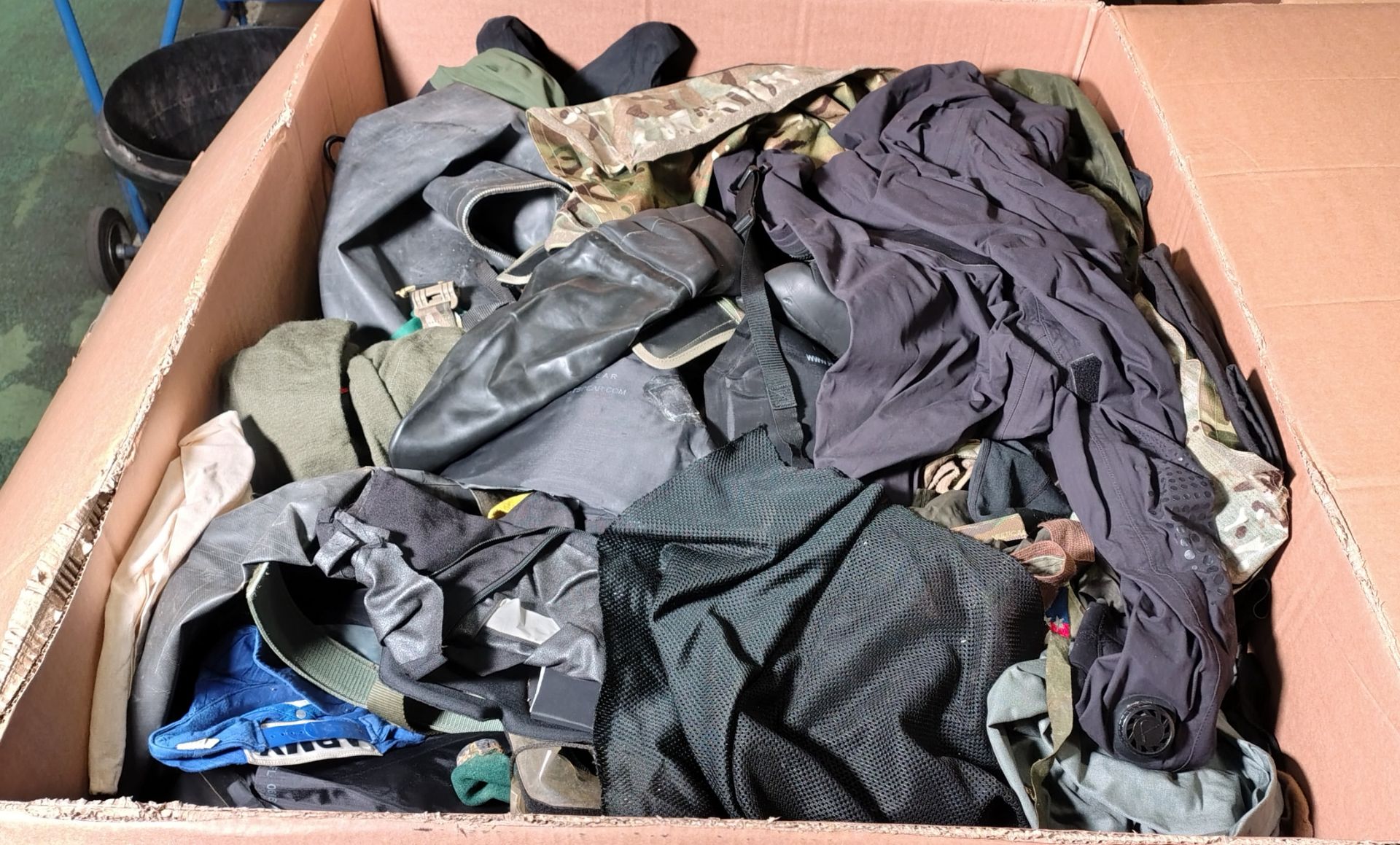Various types of ex-military hardware and accessories - 119kg – may require repair / be incomplete - Image 10 of 11