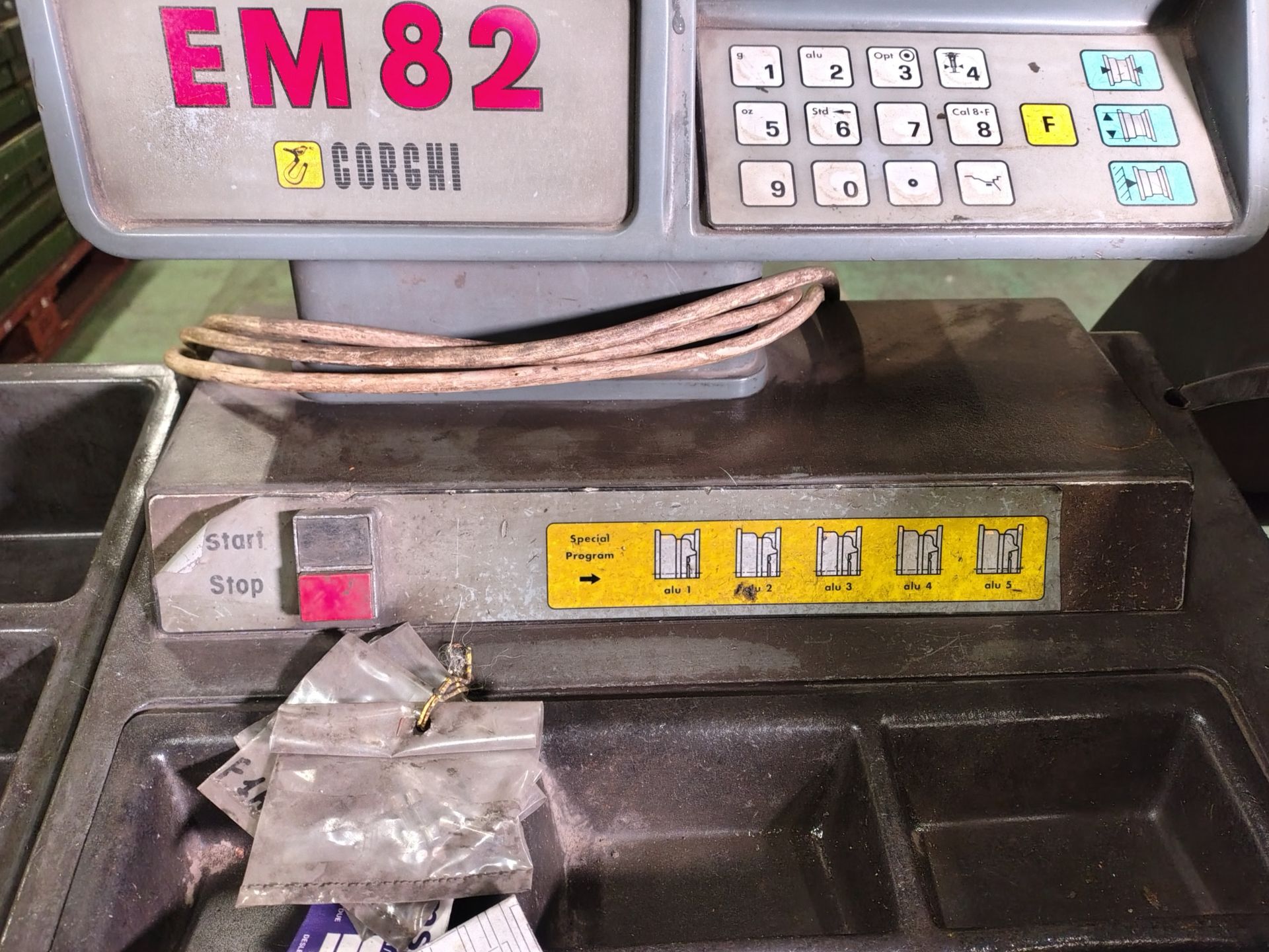 Corghi EM82 tyre balancing machine - dims: W 1200 x D 980 x H 1250mm - PLUG REMOVED - Image 5 of 8
