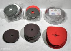 Mixed make and grade abrasive fibre disc