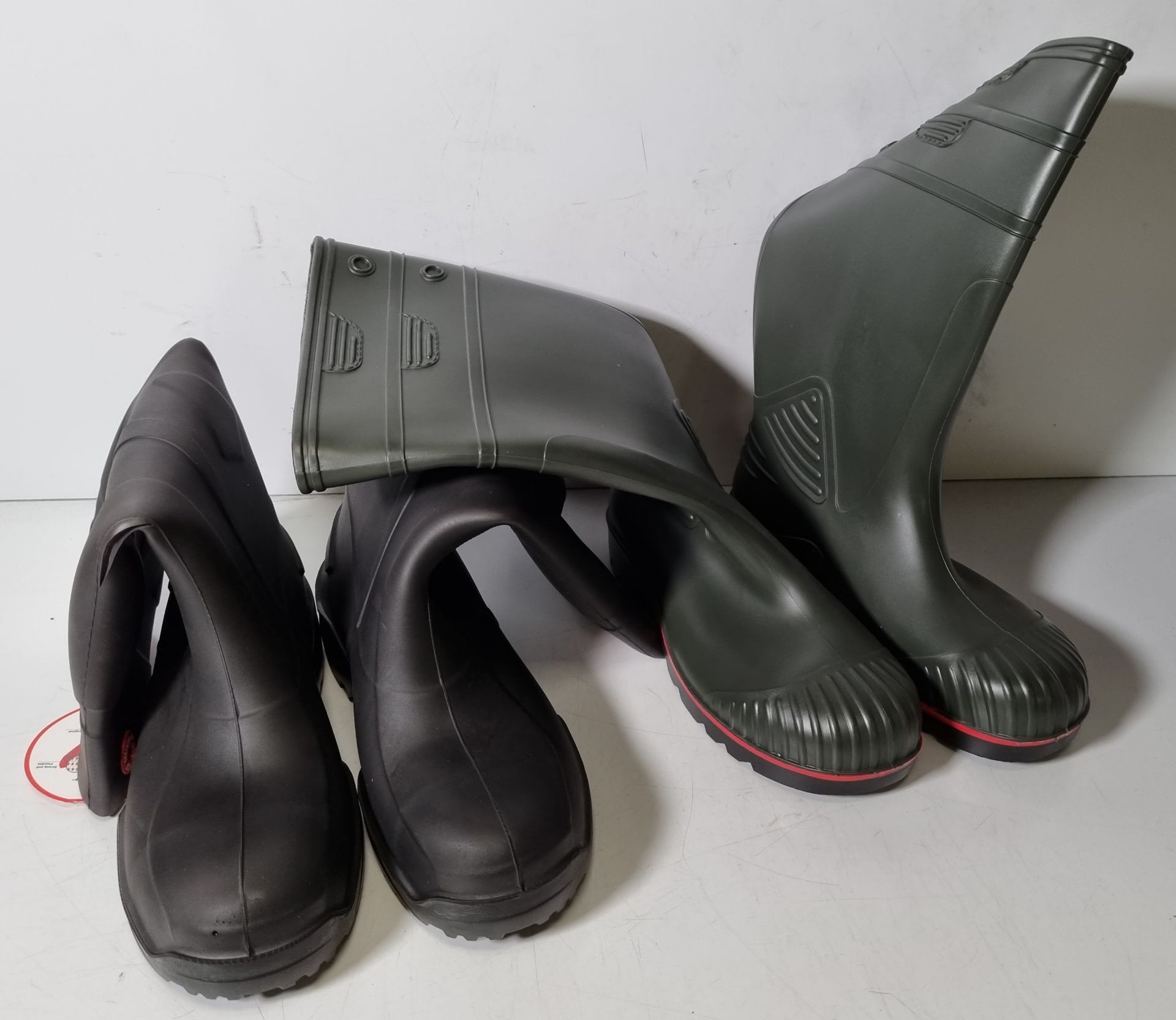 Dunlop Acifort wellington boots - Dark green, Dunlop Purofort wellington boots - Black