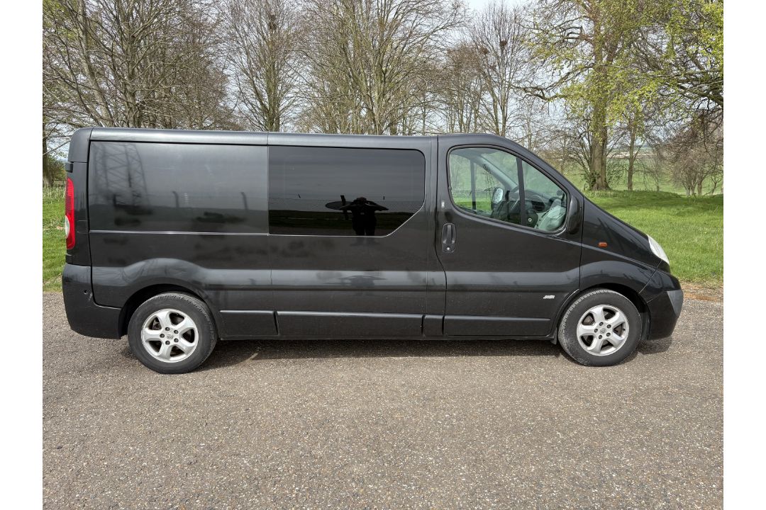 Vauxhall Vivaro 2900 Sportive CDTI – EO13 CZZ – 2013 – 109330 miles – black - Image 2 of 18