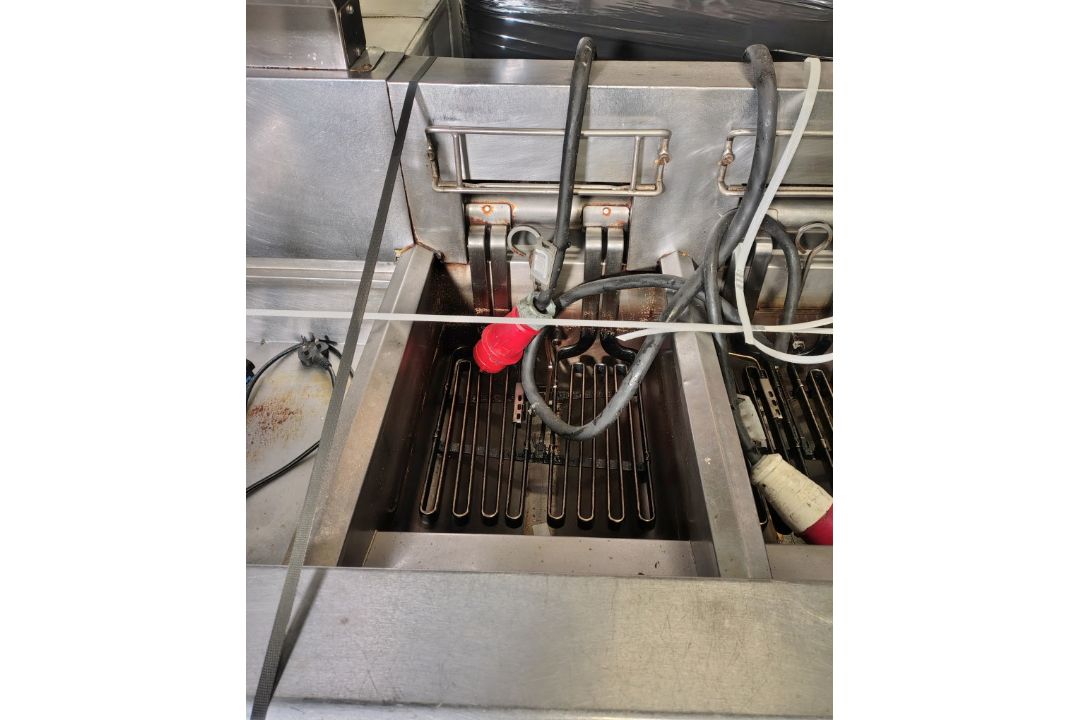 Frymaster FMRE217CSD (SN: 1406NI0008) 3 door stainless steel twin tank quad basket electric fryer - Image 3 of 5