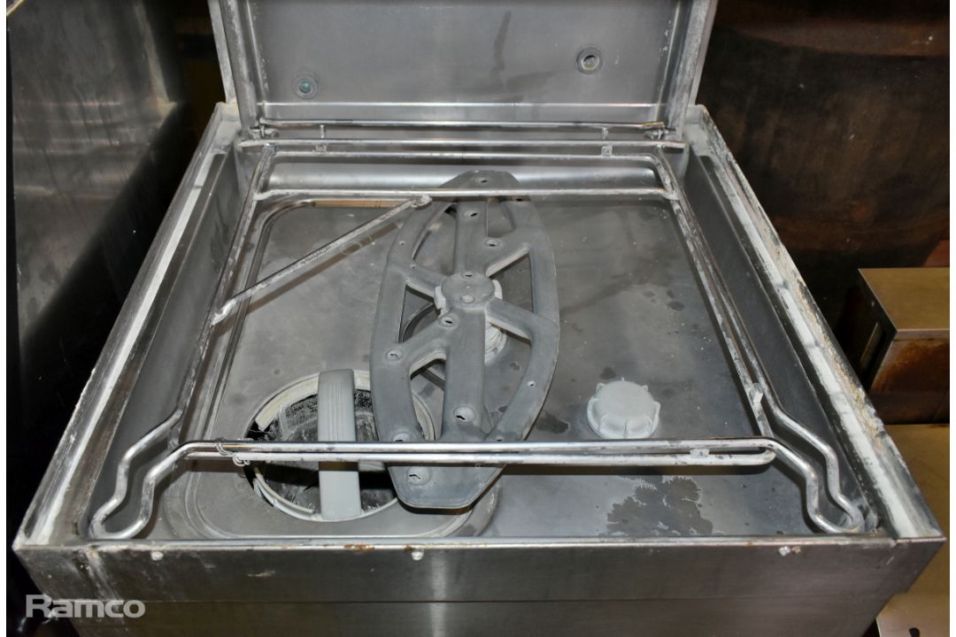 Winterhalter stainless steel PT-M pass through dishwasher - 300V - 50Hz - L680 x W 810 x H 1490mm - Image 4 of 7