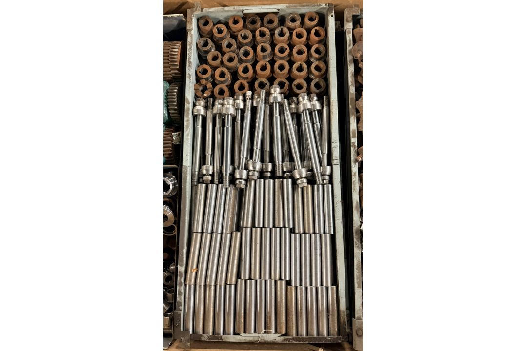 Workshop consumables in metal storage trays - heavy duty bolts, nuts, washers, chains - approx 820kg - Image 11 of 17