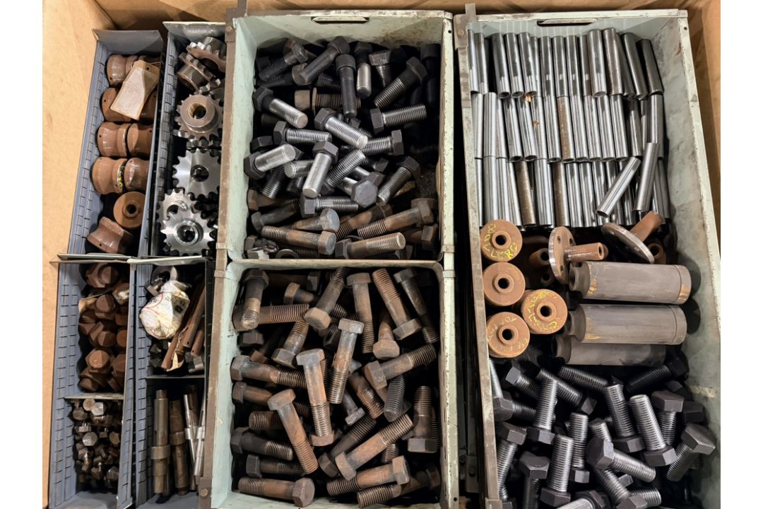 Workshop consumables in metal storage trays - heavy duty bolts, nuts, washers, chains - approx 820kg - Image 13 of 17