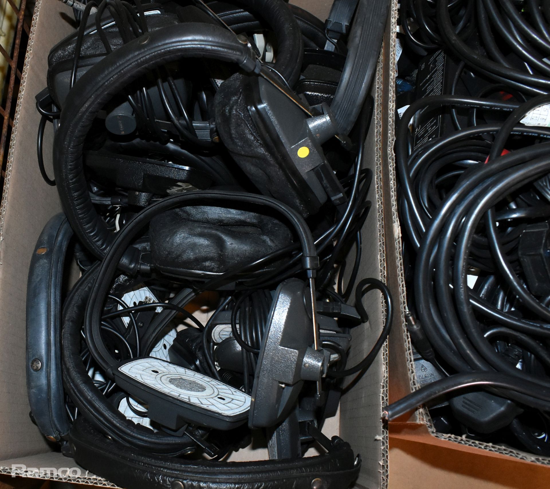 Audio/visual mixed accessories - mixed power cables, 2x 3U rack cages & more - see description - Image 3 of 7