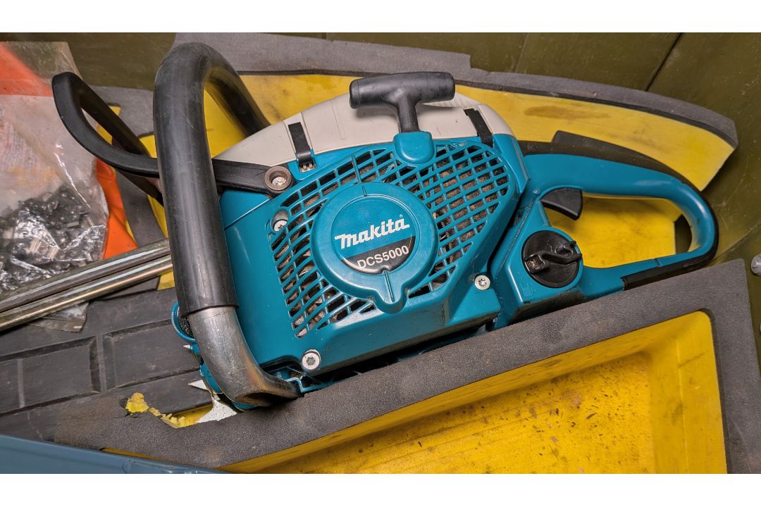 Makita DCS5000 professional 50cc petrol chainsaw with accessories in carry case - Image 3 of 14