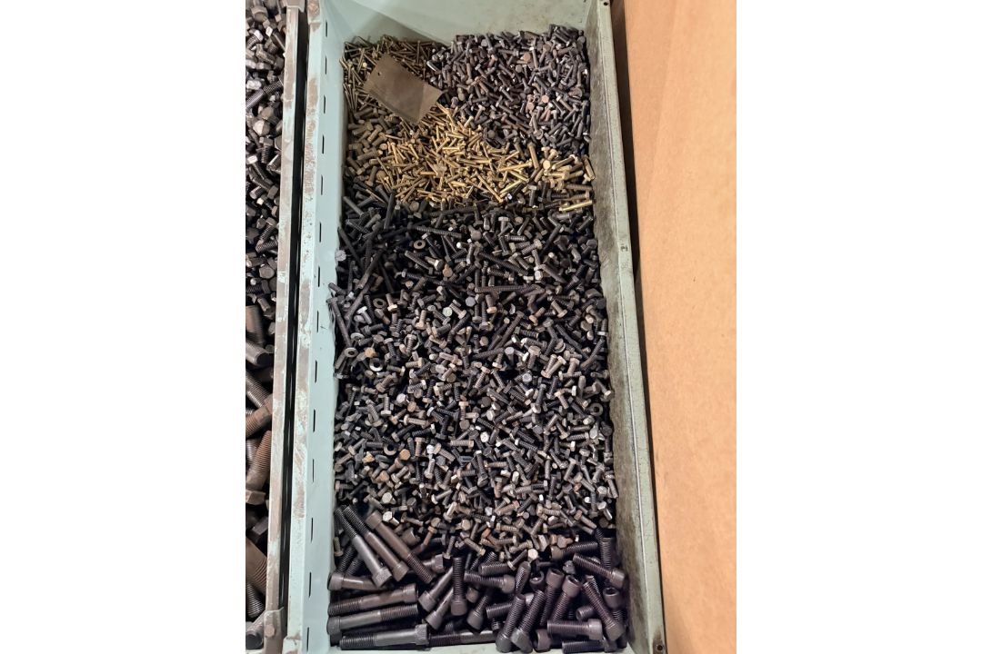 Workshop consumables in metal storage trays - heavy duty bolts, nuts, washers, chains - approx 820kg - Image 9 of 17
