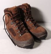 100x pairs of Grade 2 Various combat boots - may include - Magnum, YDS, Haix - mixed sizes