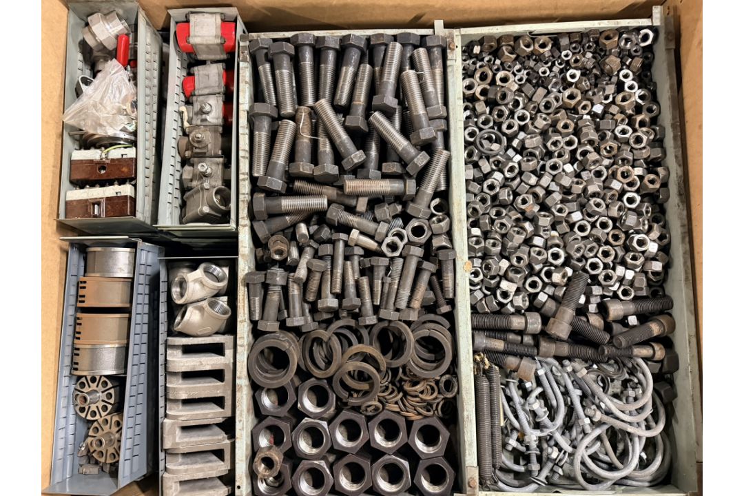 Workshop consumables in metal storage trays - heavy duty bolts, nuts, washers, studs - approx 915kg - Image 13 of 17