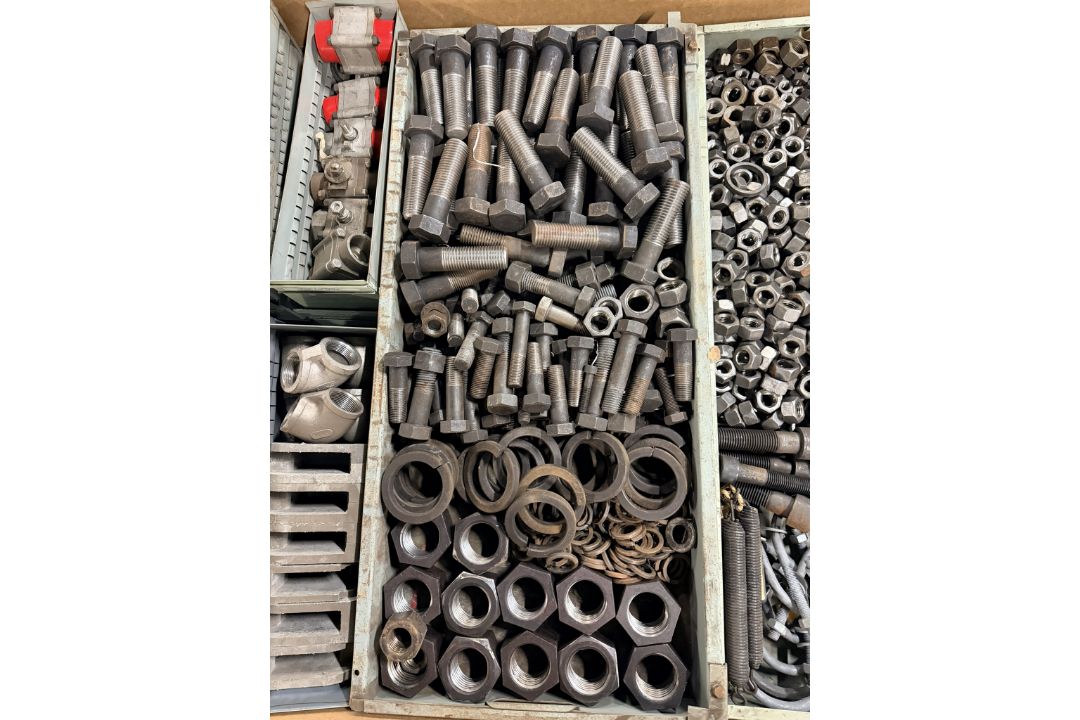 Workshop consumables in metal storage trays - heavy duty bolts, nuts, washers, studs - approx 915kg - Image 15 of 17