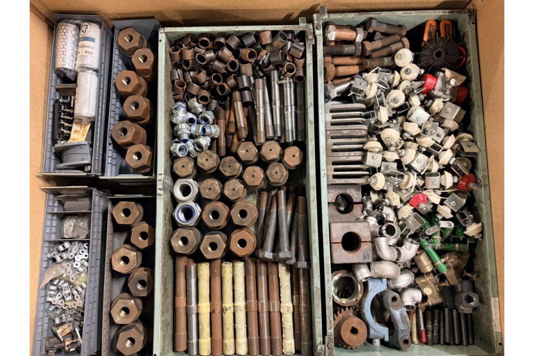 Workshop consumables in metal storage trays - heavy duty bolts, nuts, washers, studs - approx 915kg - Image 9 of 17