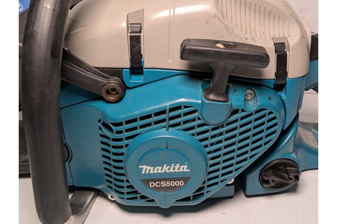 Makita DCS5000 professional 50cc petrol chainsaw with accessories in carry case - Image 7 of 14