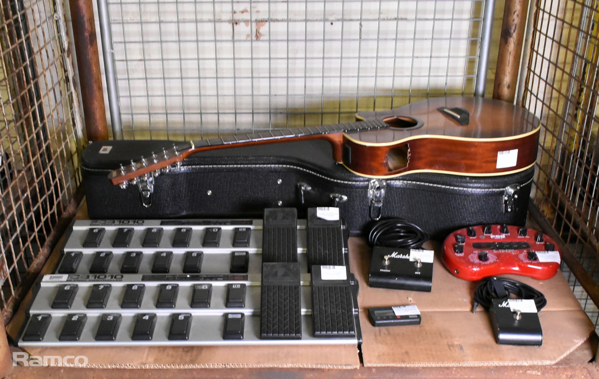 Guitar equipment - Yamaha acoustic, Line 6 and various pedals - details in description