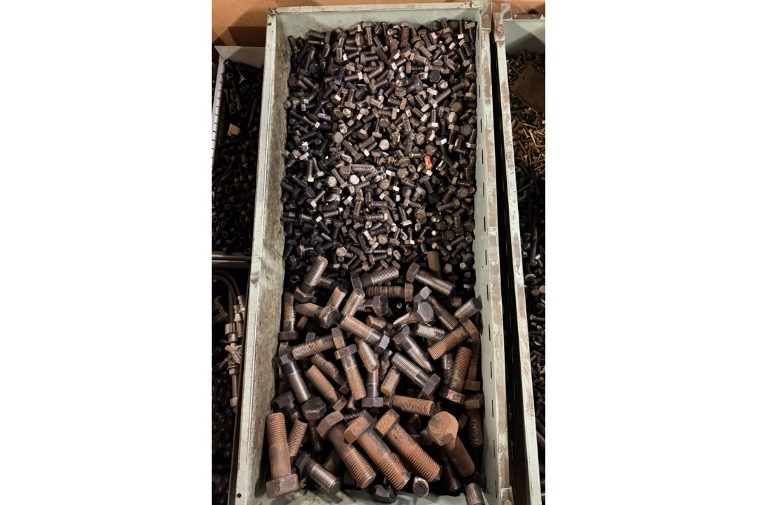Workshop consumables in metal storage trays - heavy duty bolts, nuts, washers, chains - approx 820kg - Image 8 of 17