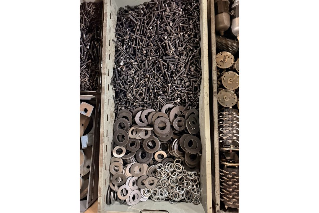 Workshop consumables in metal storage trays - heavy duty bolts, nuts, washers, chains - approx 820kg - Image 4 of 17
