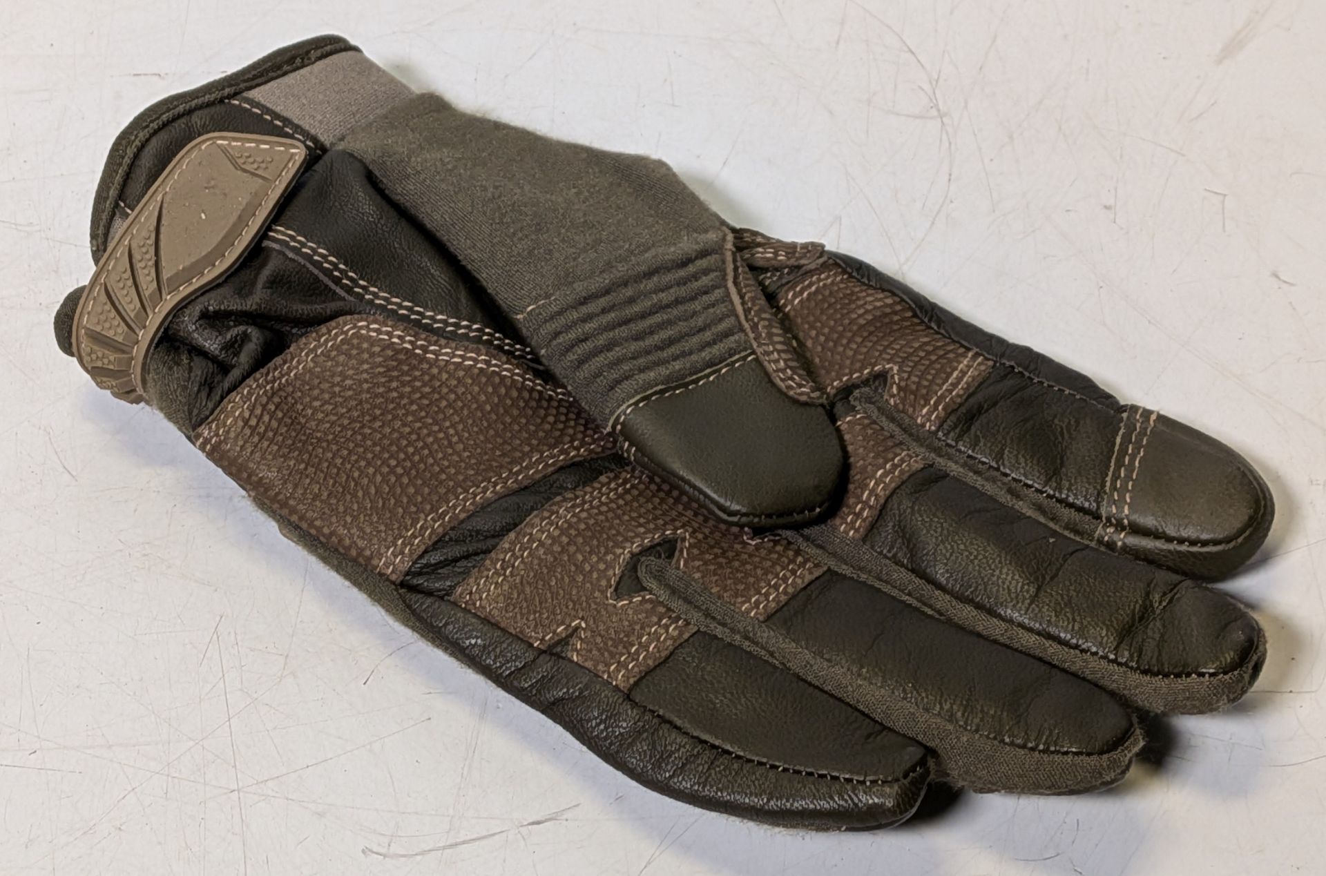 80x British Forces unpaired gloves - mixed styles - mixed sizes - Image 5 of 13