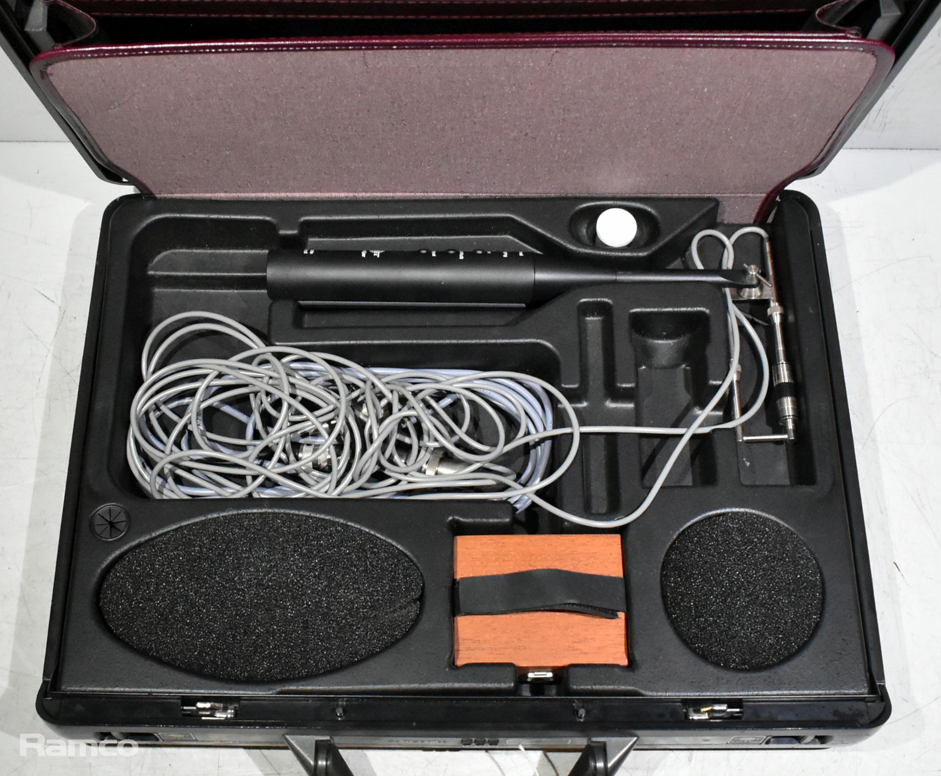 Bruel & Kjaer Type 3520 sound intensity probe in fitted case with accessories - Image 2 of 10