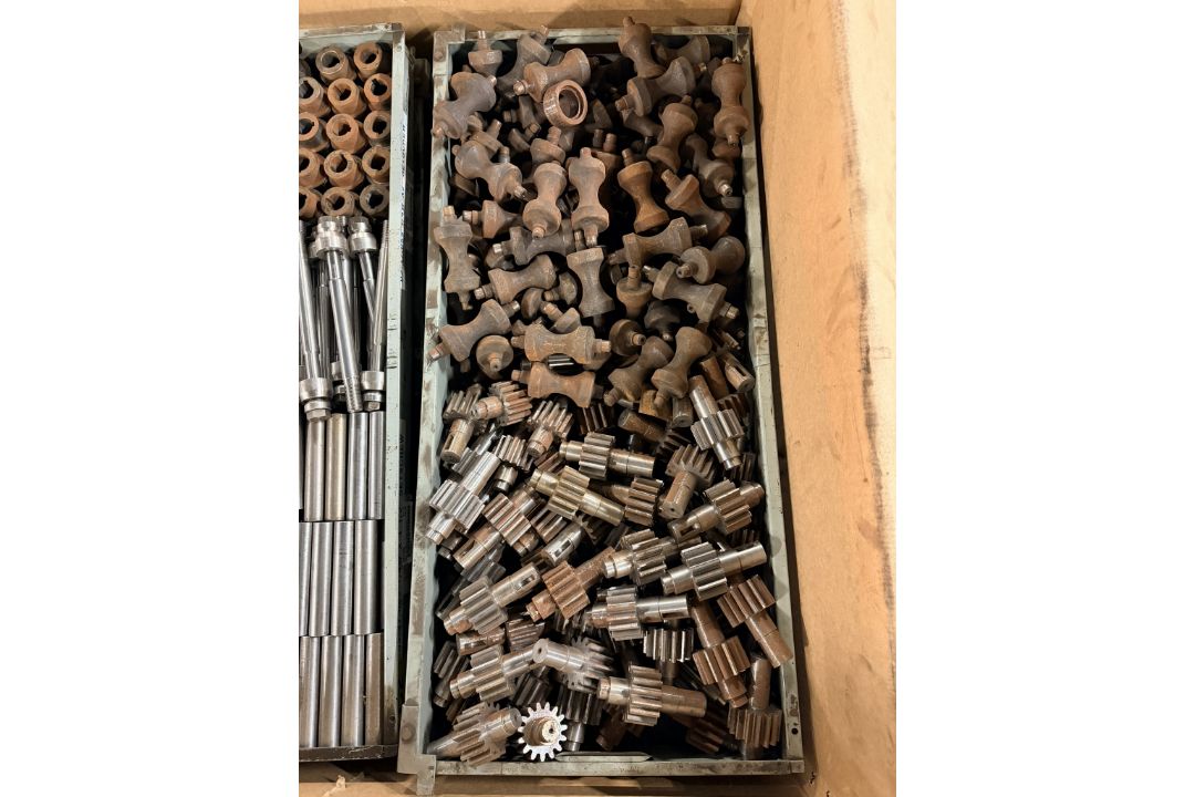 Workshop consumables in metal storage trays - heavy duty bolts, nuts, washers, chains - approx 820kg - Image 12 of 17