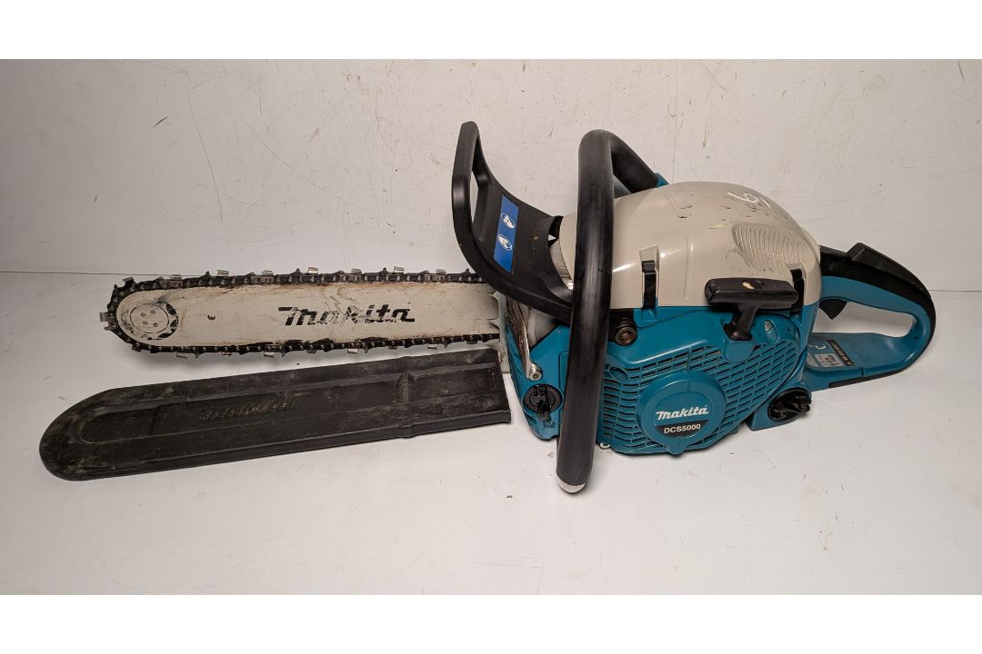 Makita DCS5000 professional 50cc petrol chainsaw with accessories in carry case - Image 4 of 14