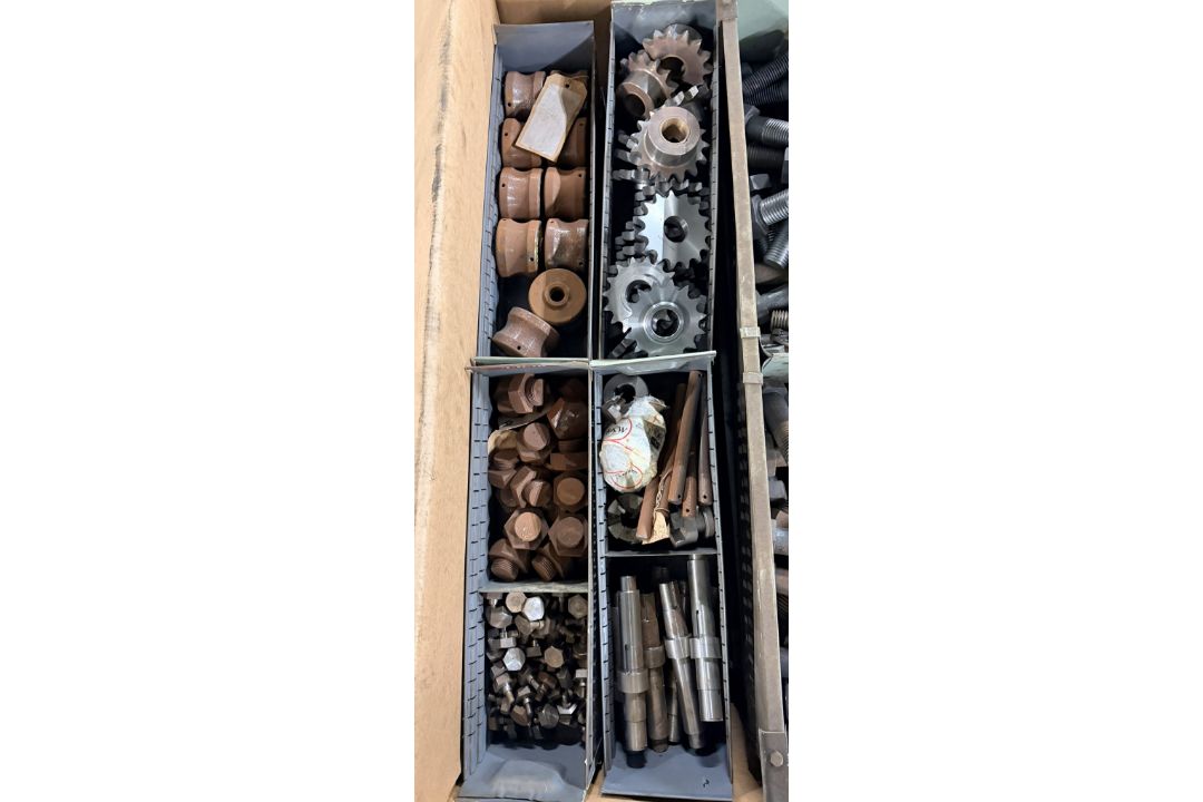 Workshop consumables in metal storage trays - heavy duty bolts, nuts, washers, chains - approx 820kg - Image 14 of 17