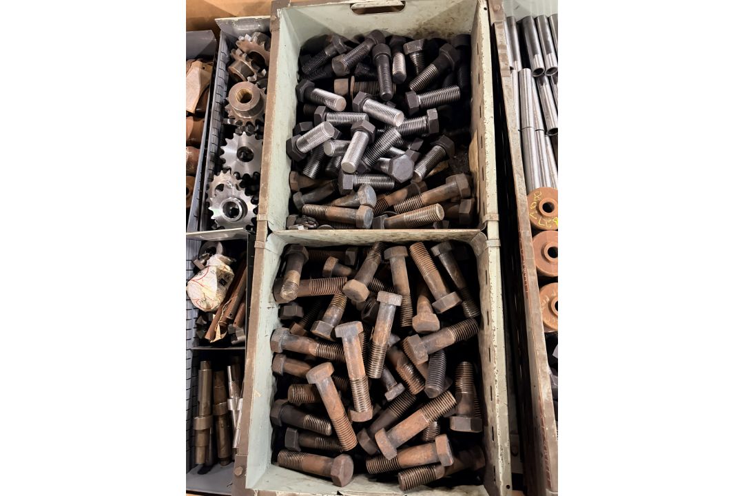 Workshop consumables in metal storage trays - heavy duty bolts, nuts, washers, chains - approx 820kg - Image 15 of 17