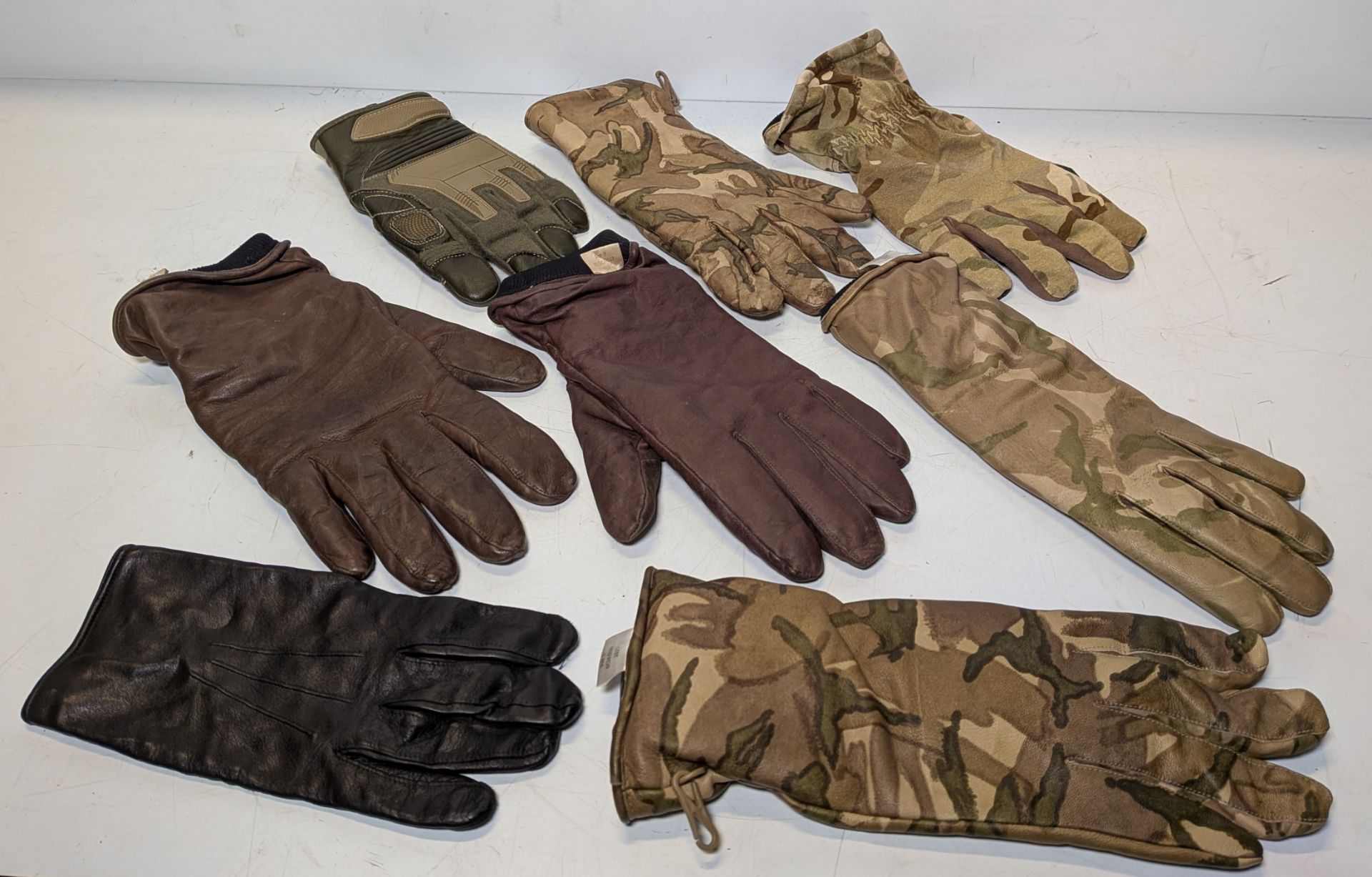 80x British Forces unpaired gloves - mixed styles - mixed sizes