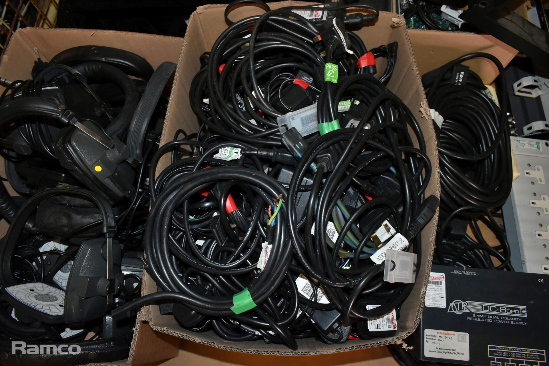 Audio/visual mixed accessories - mixed power cables, 2x 3U rack cages & more - see description - Image 4 of 7