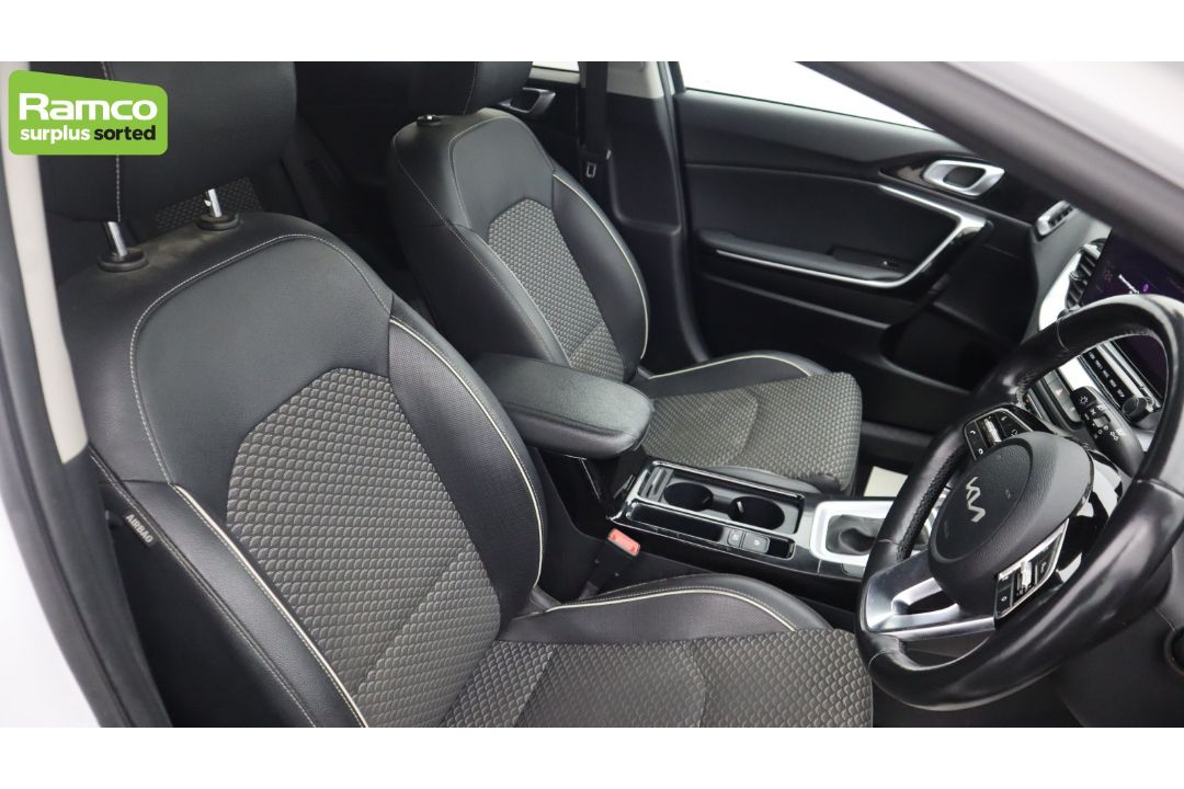 2022 KIA XCEED 3 PHEV S-A 1.6L Petrol Hybrid - full details in the description - Image 10 of 57