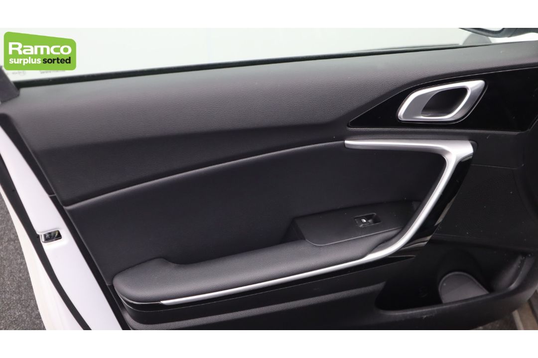 2022 KIA XCEED 3 PHEV S-A 1.6L Petrol Hybrid - full details in the description - Image 36 of 57