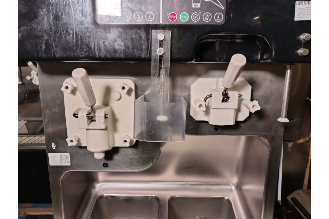 Carpigiani K 3/EK floor standing shake and sundae combo ice cream machine - NO RESERVE - Image 4 of 12