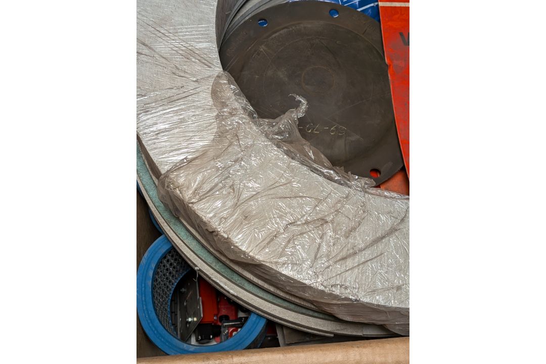 Workshop consumables in metal storage trays - heavy duty bolts, rubber seals, filters - approx 382kg - Image 3 of 11