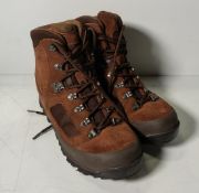 100x pairs of Grade 2 Various combat boots - may include - Magnum, YDS, Haix - mixed sizes