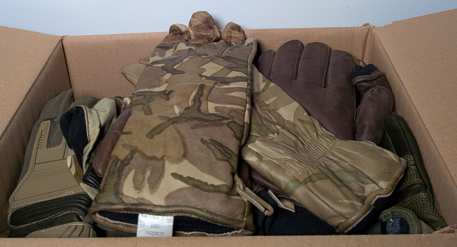 80x British Forces unpaired gloves - mixed styles - mixed sizes - Image 13 of 13
