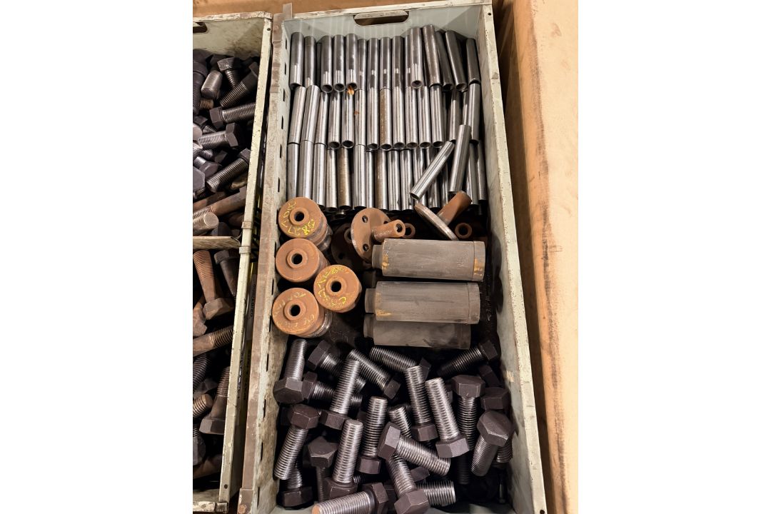 Workshop consumables in metal storage trays - heavy duty bolts, nuts, washers, chains - approx 820kg - Image 16 of 17