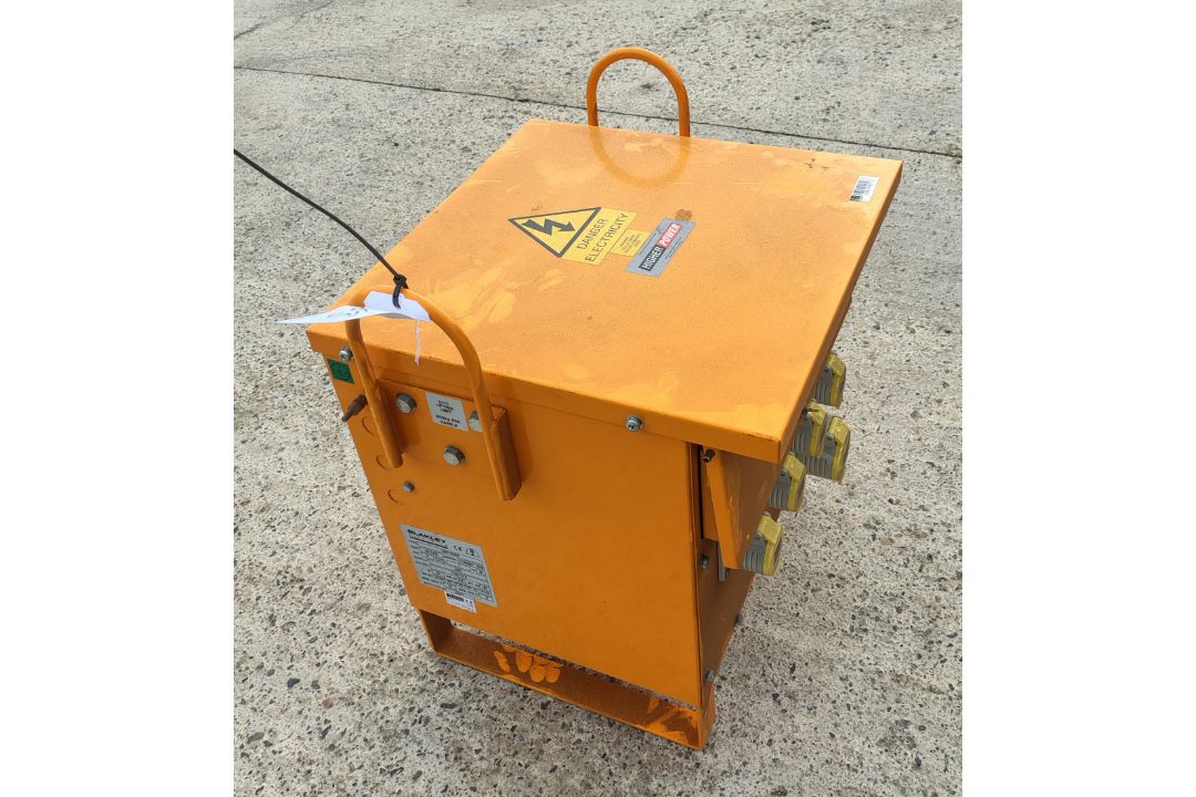BLAKLEY TA/P/1/5/S5 230V-110V 5kVA Transformer - Image 4 of 7