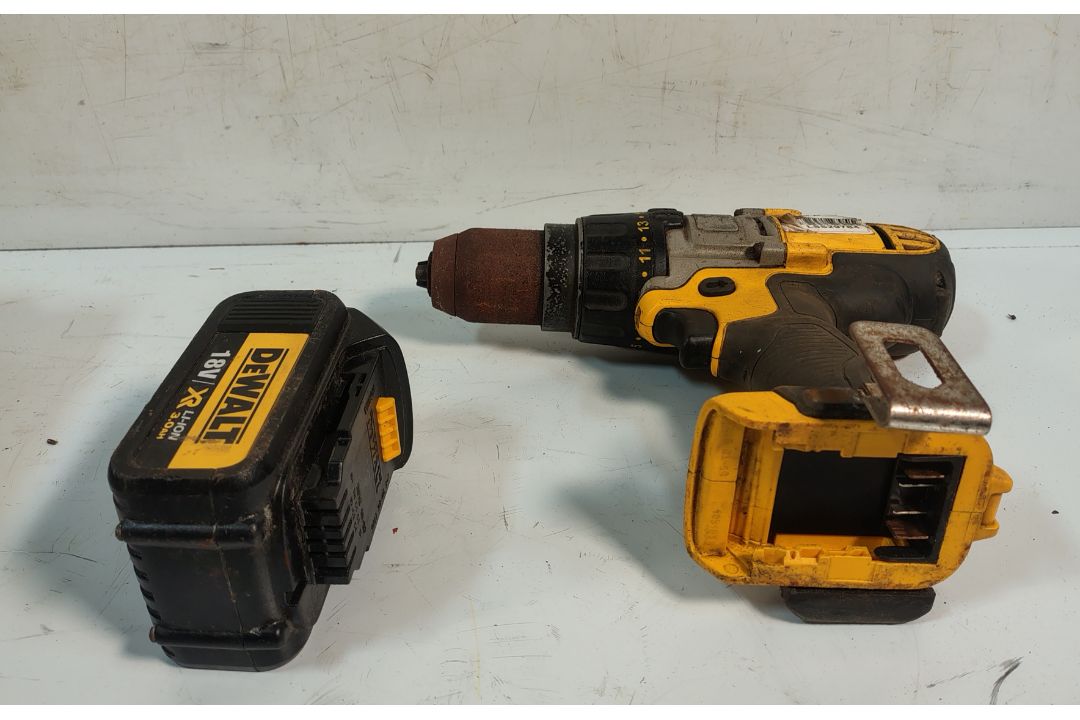 DEWALT DCD985M2 18V Battery Drill c/w 2 Batteries and Charger & BOSCH GBM23-2E 110V Rotary Drill - Image 8 of 11