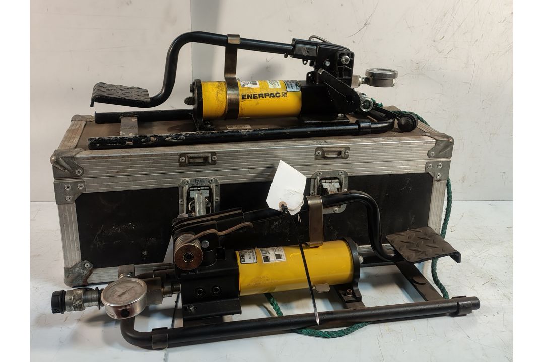 2x Enerpac P-392FP 700bar Two Speed Lightweight Foot Pumps - Image 1 of 9