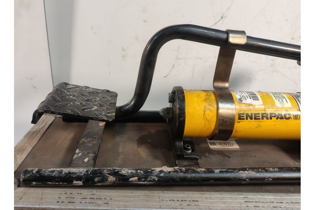 2x Enerpac P-392FP 700bar Two Speed Lightweight Foot Pumps - Image 7 of 9
