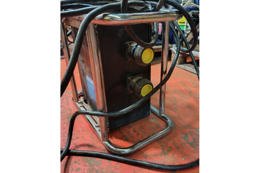 SA EQUIP TRAC230110/400-4EX 230V-110V SA Transformer - Image 4 of 6