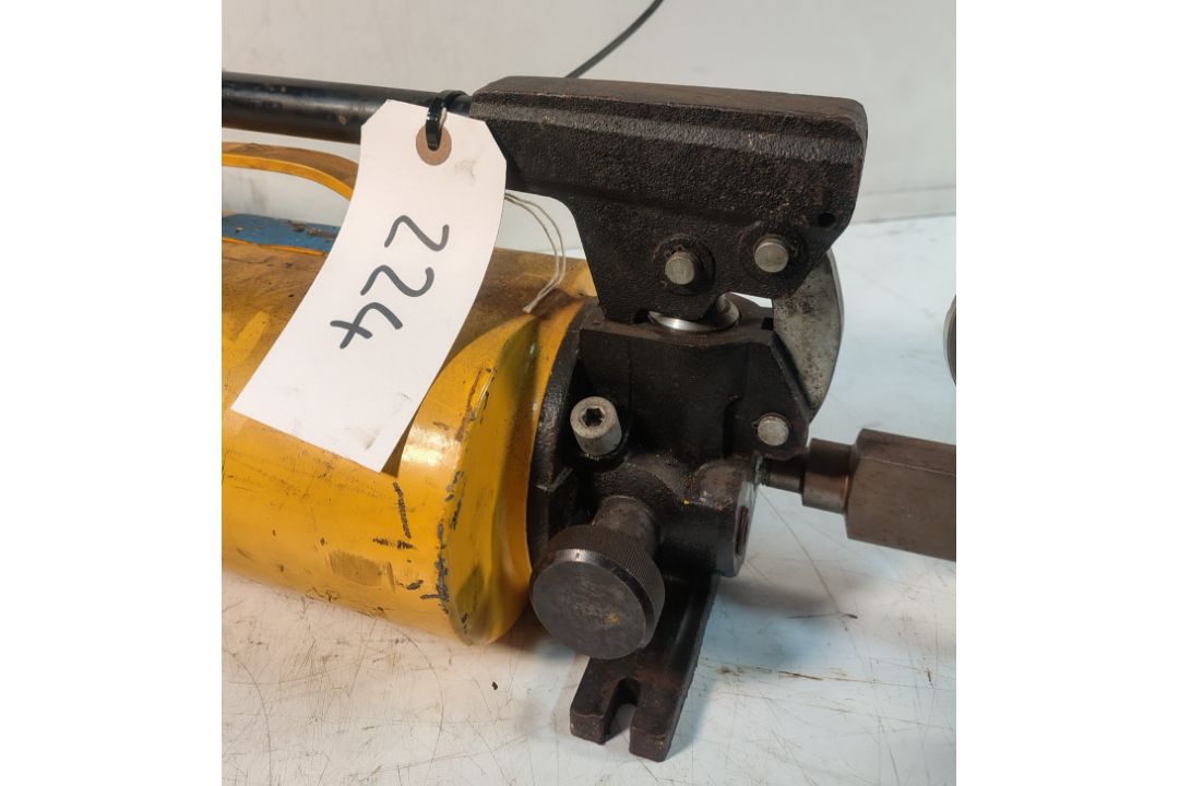 Enerpac P-801 700bar Ultima Two Speed Steel Hand Pump - Image 3 of 5