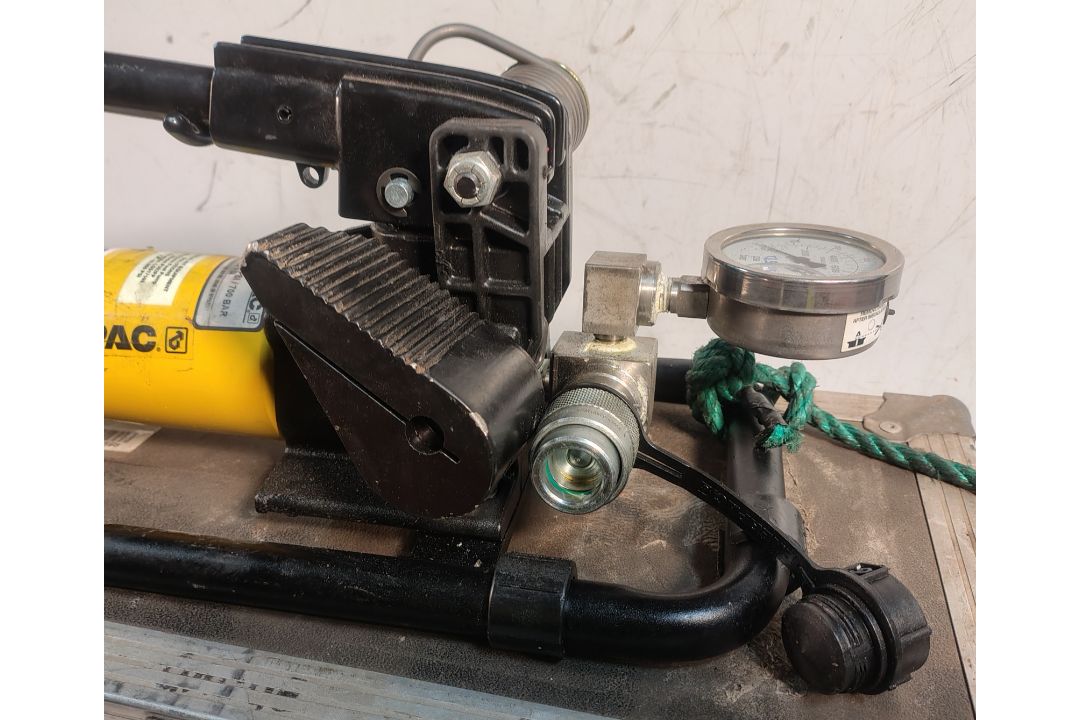 2x Enerpac P-392FP 700bar Two Speed Lightweight Foot Pumps - Image 6 of 9