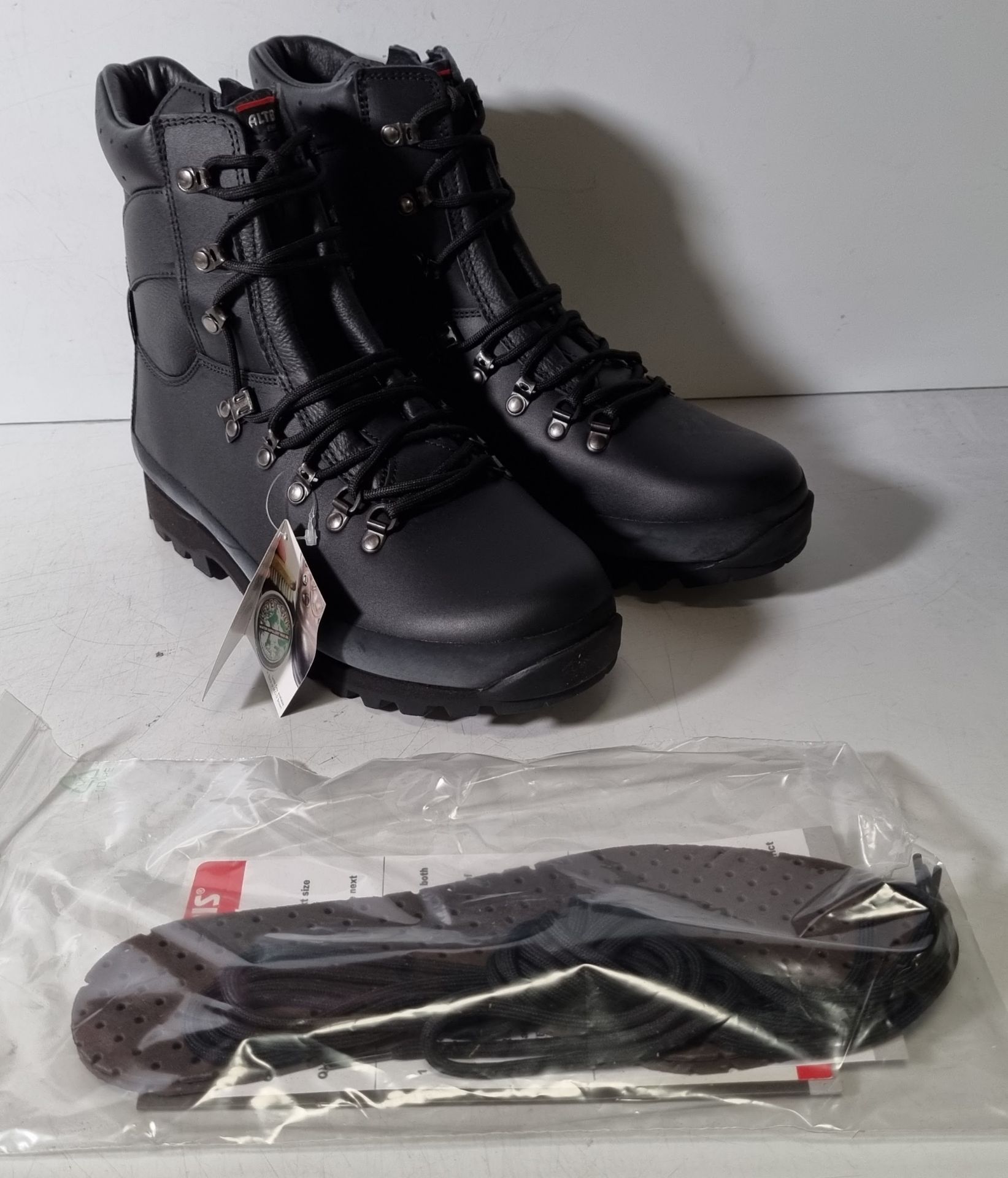 Various boots and trainers - see description for details - Image 31 of 41