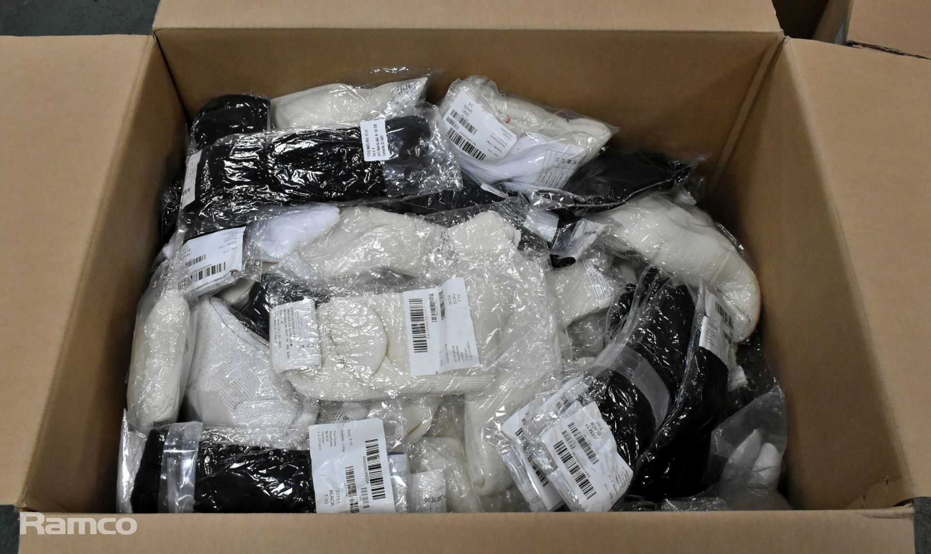 140x pairs of Various socks - mixed types - Image 11 of 11