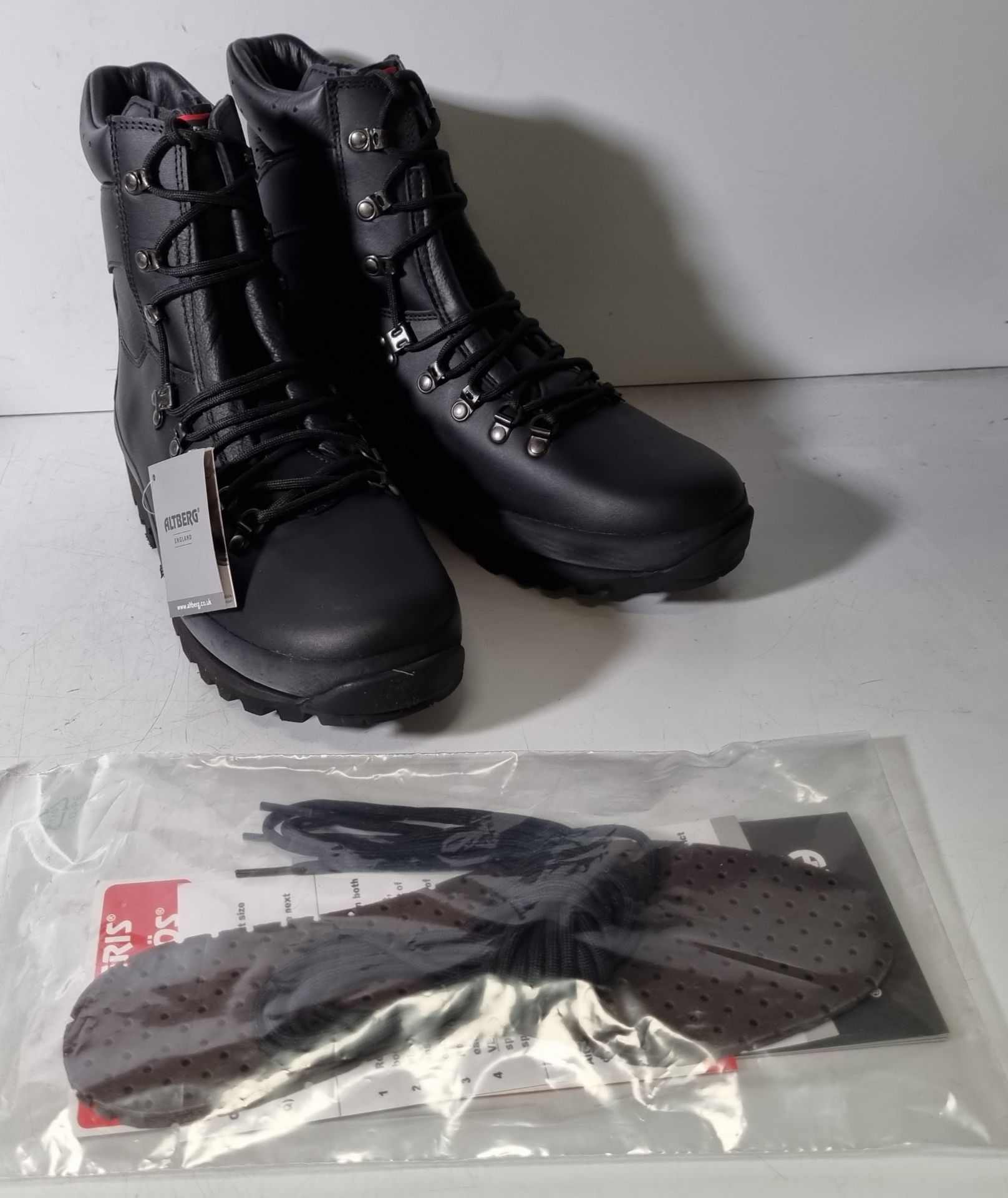Various boots and trainers - see description for details - Image 17 of 41