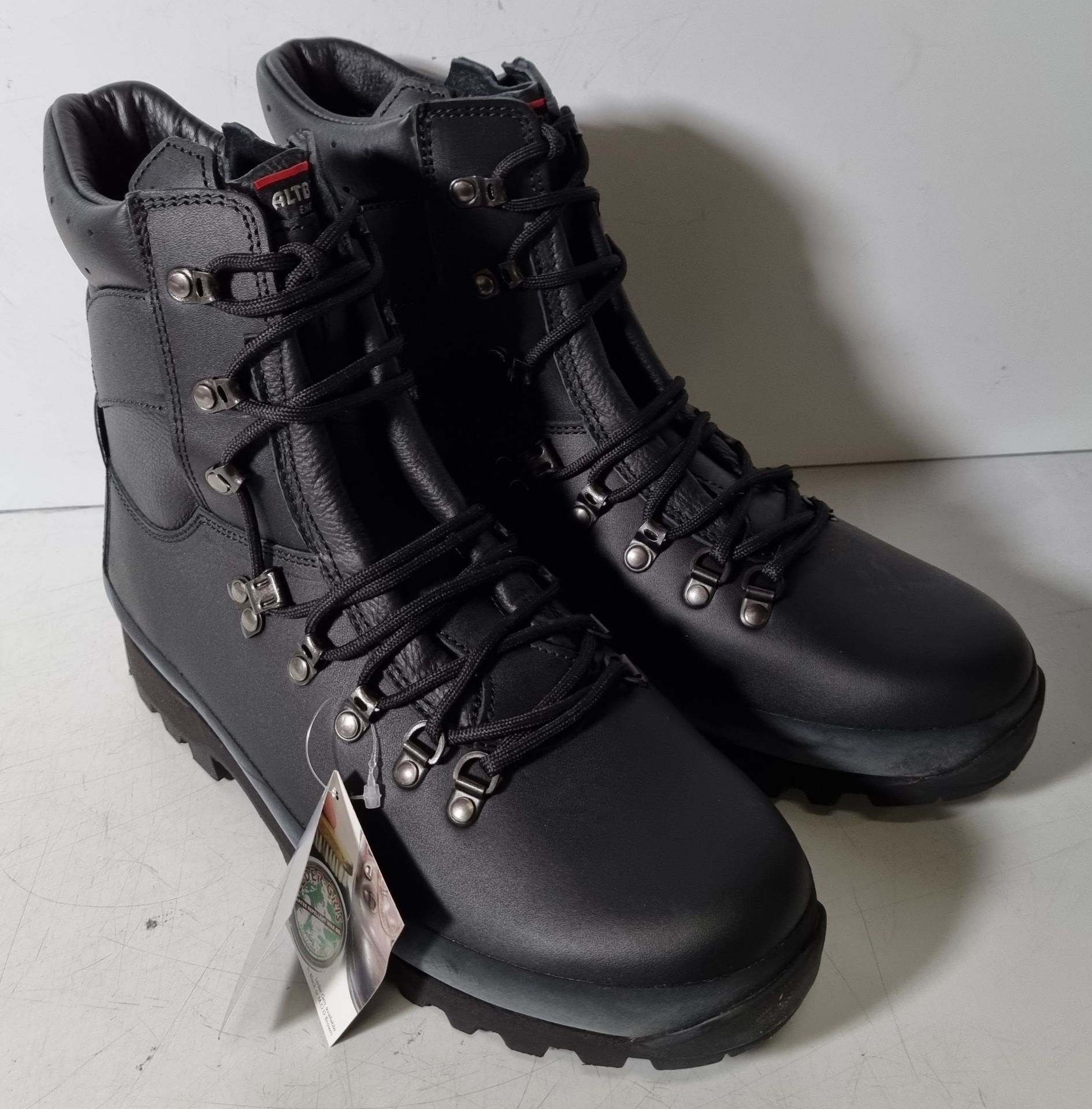 Various boots and trainers - see description for details - Image 32 of 41