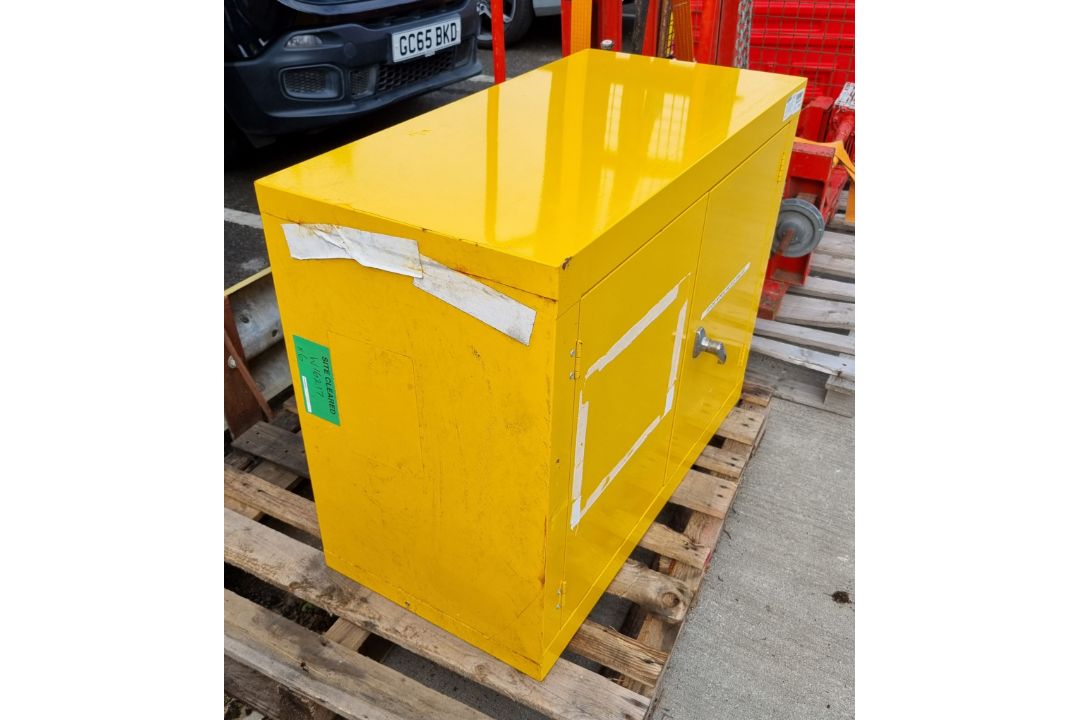 COSHH lockable cabinet - W 915 x D 455 x H 710mm - WITH KEYS - Image 3 of 4