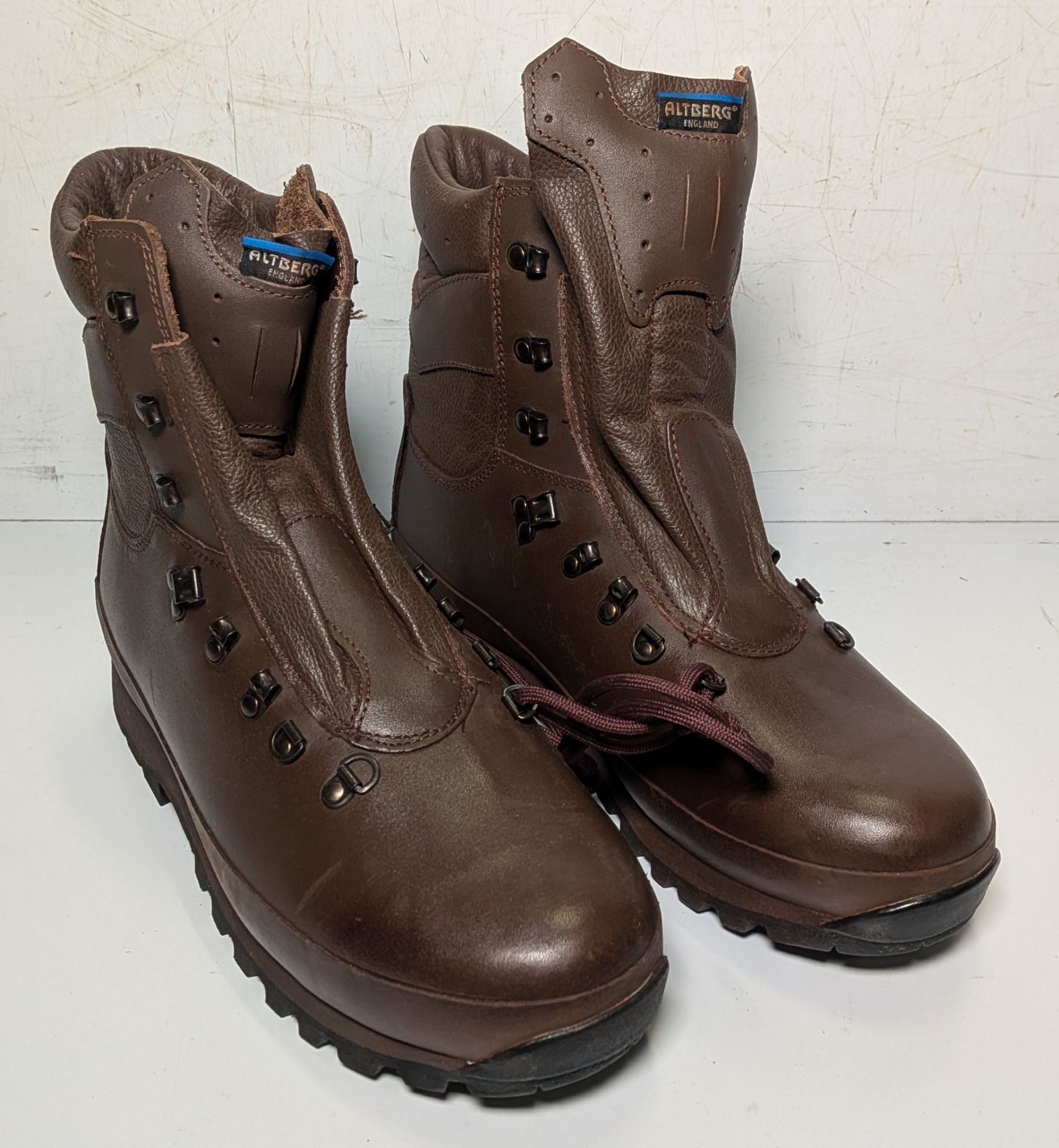 50x pairs of grade 1 various combat boots - may include - Magnum, YDS, Haix - mixed sizes - Image 8 of 14