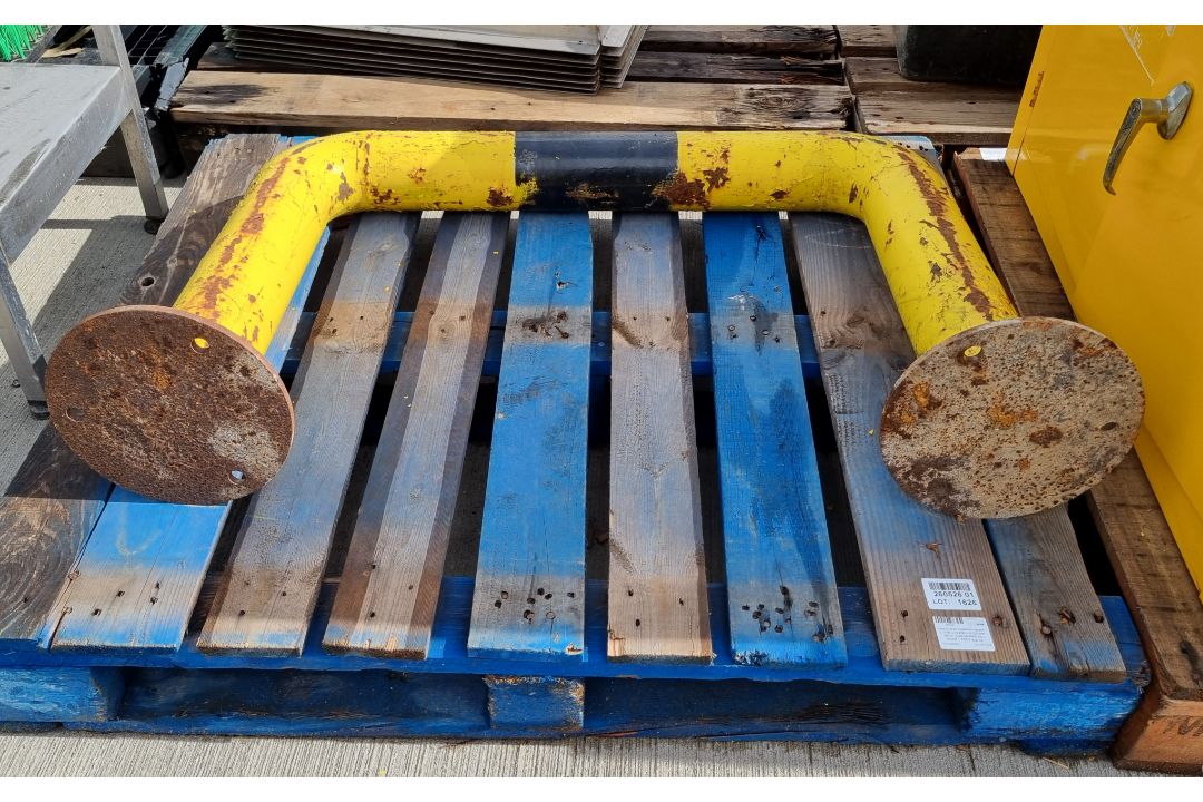 Heavy duty protection guard - L 1150 x W 250 x H 650mm - 37kg approx. - Image 1 of 3