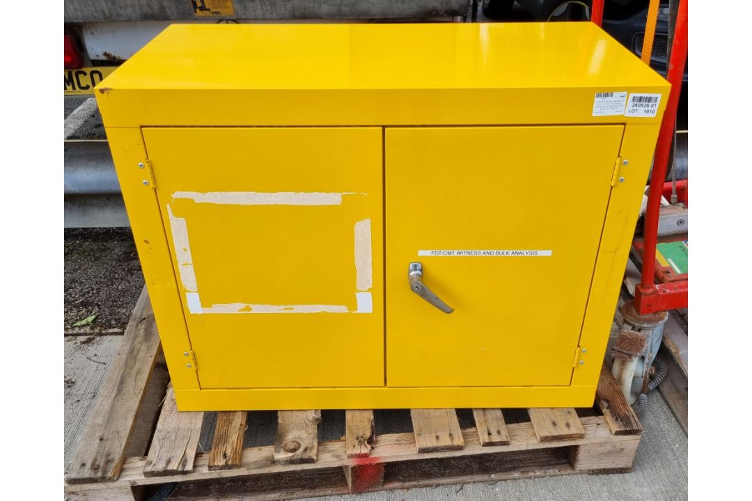 COSHH lockable cabinet - W 915 x D 455 x H 710mm - WITH KEYS - Image 1 of 4